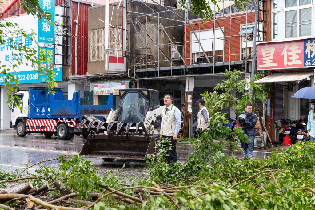 黃偉哲視察颱風傷害的道路及世界盃少棒賽場地安全