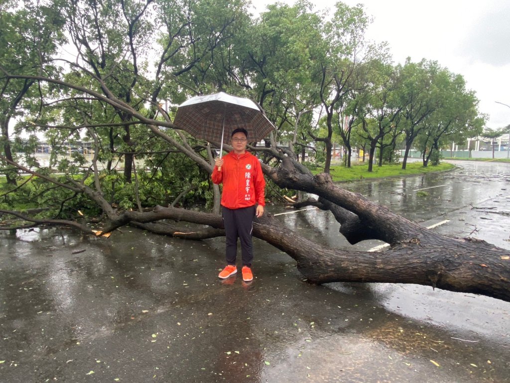 颱風來襲！臺南市議員陳皇宇到處勘災 感謝搶修人員的辛勞