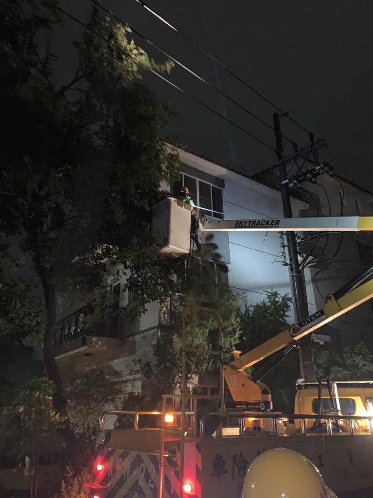 杜蘇芮颱風造成停電 台電動員人力搶修恢復台南地區正常供電