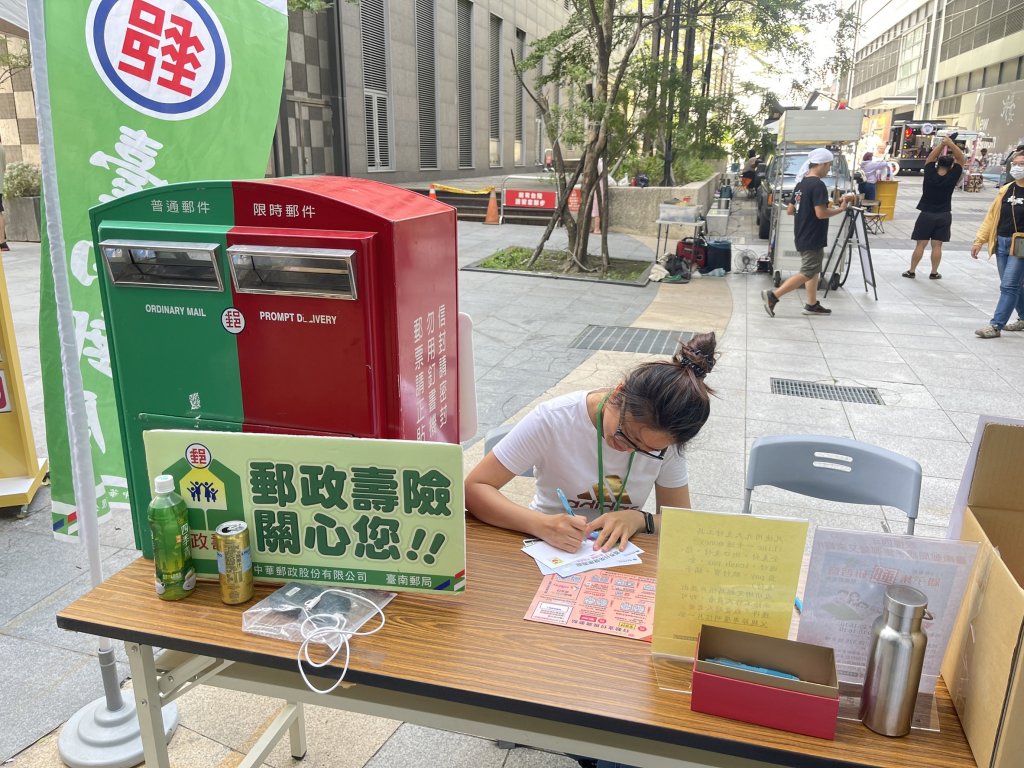 臺南郵局攜手新光三越 舉辦父親節書寫明信片活動