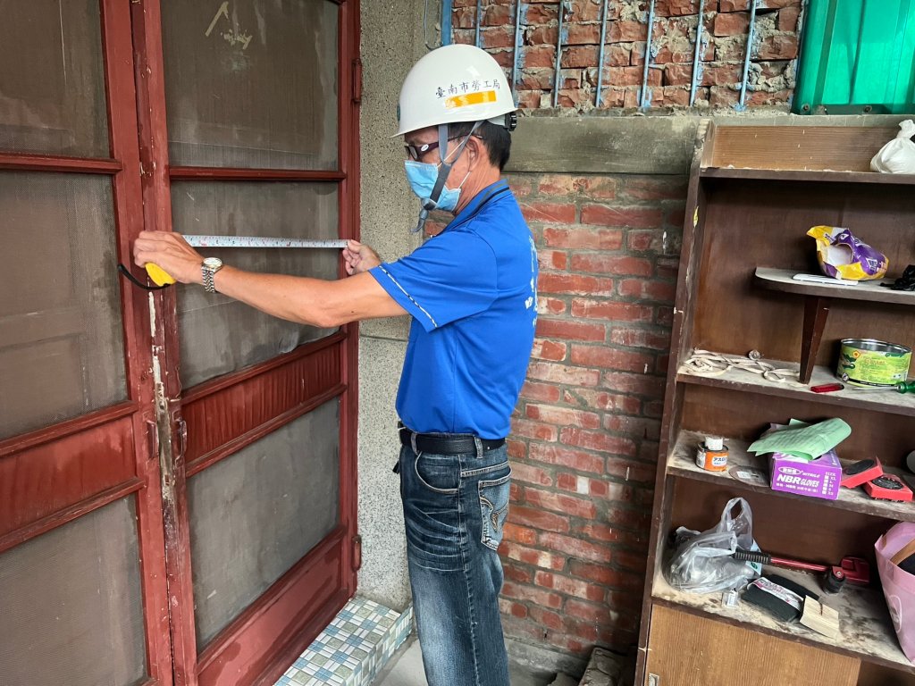 民力無窮！台南市「做工行善團」協助修整門窗加入防疫行列
