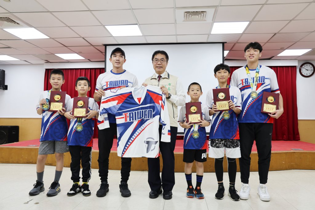台南選手國際滑輪溜冰曲棍球賽抱回5金1銀1銅 黃偉哲頒「台南之光」