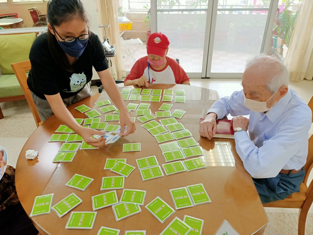 黃偉哲提倡「青銀共榮、世代共好」社會局辦18場次樂齡桌遊活動