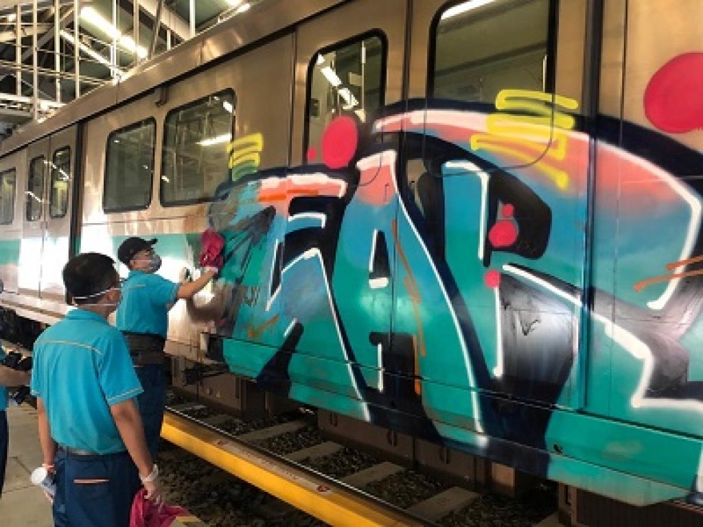 高雄捷運兩列車被惡意塗鴉  高捷公司將提民事訴訟求償