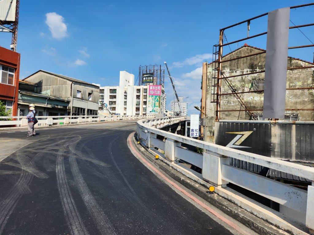 東門陸橋提前於8月29日下午開放汽機車通行