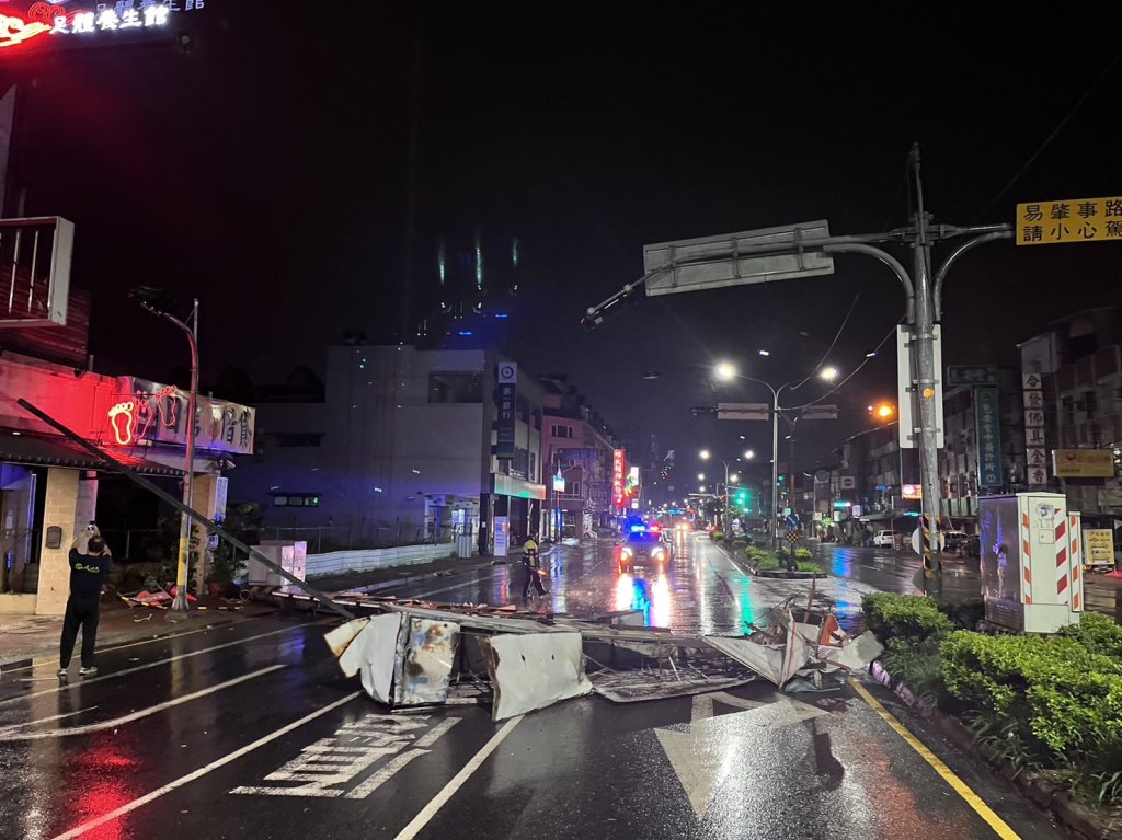防颱準備不可少 工務局呼籲市民廣告物避免傷人害己得不償失