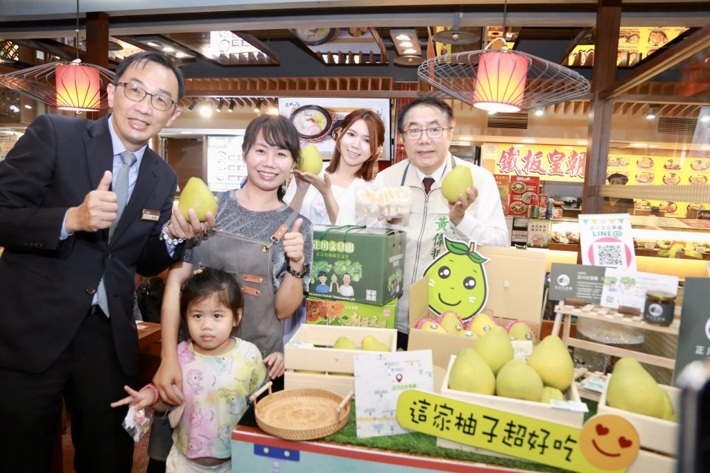 台南農產市集消費滿額夾文旦 黃偉哲鼓勵民眾「吃在地、食當季」
