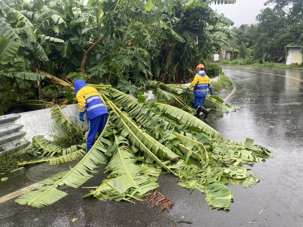 海葵颱風暴風圈遠離 市府出動清潔隊恢復市容