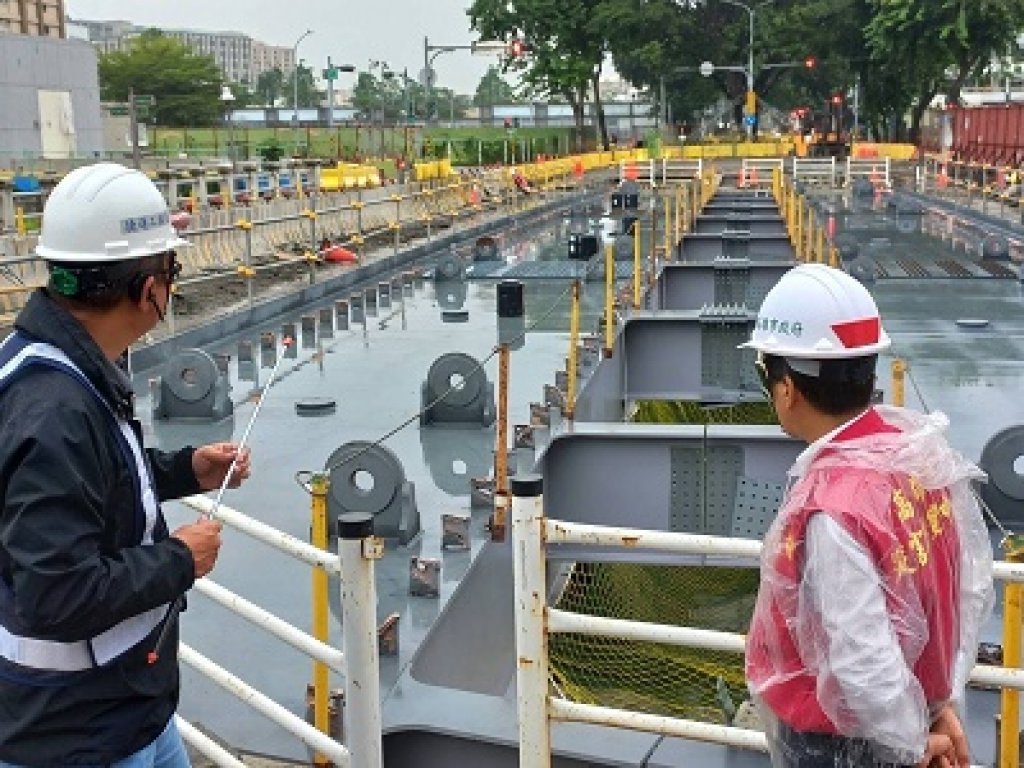 海葵颱風來襲 林副市長巡視輕軌龍華橋吊裝工程及防汛整備