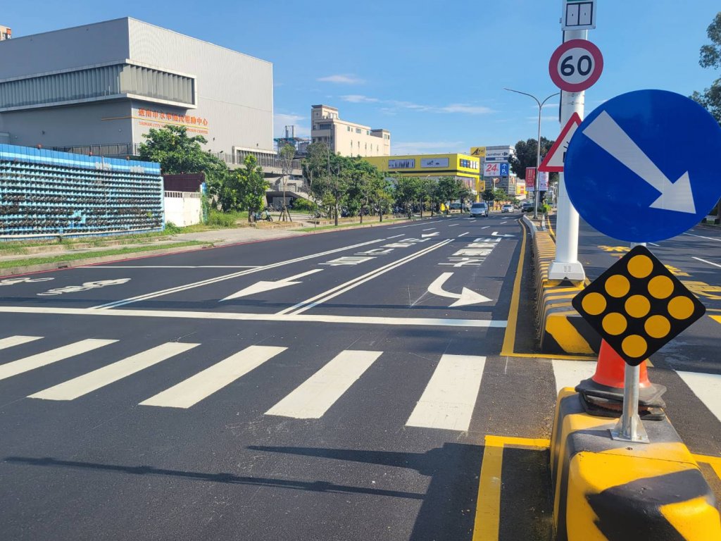 中華西路與南島路口增設左轉專用車道 保障車輛安全