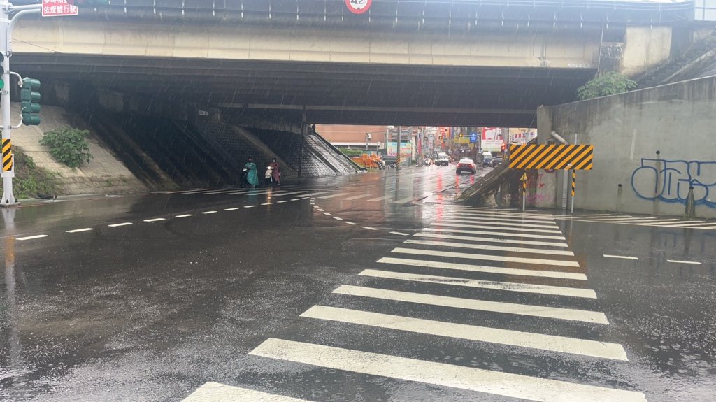 急降雨造成台南仁德區、永康區部分積水 雨停即退水
