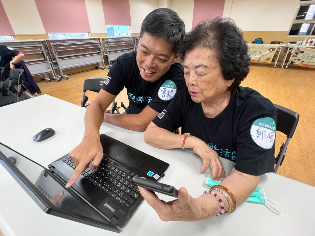 南市銀髮人生新生活課程 90歲阿嬤數位化嚒也通