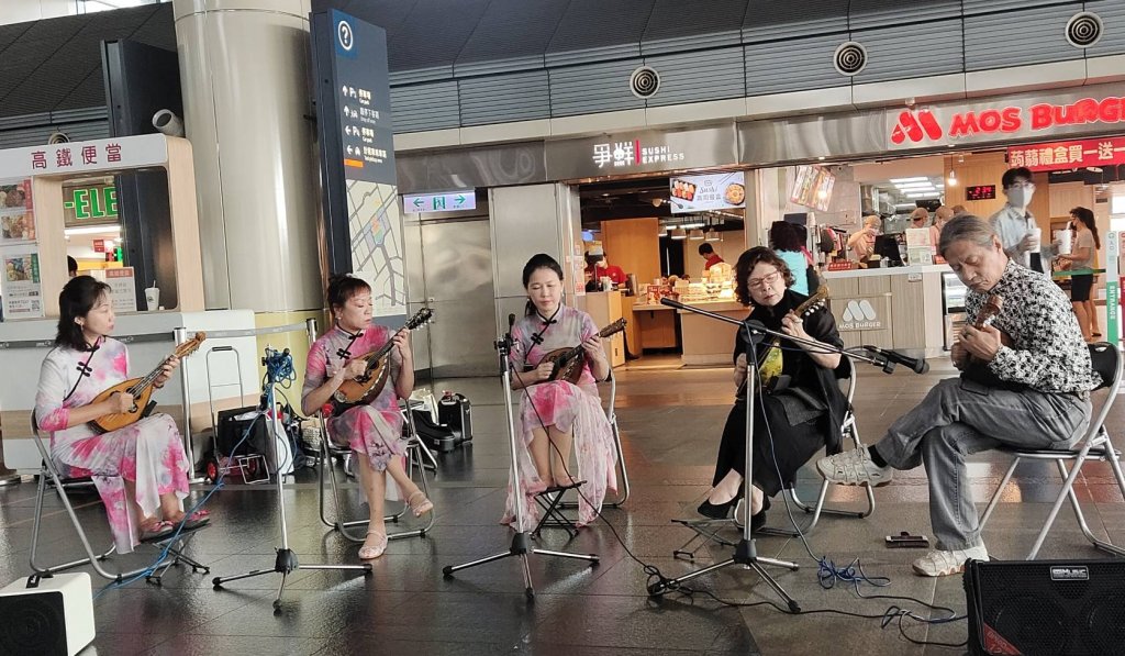 高鐵台南站慶中秋 曼陀鈴樂聲揚起動人樂曲