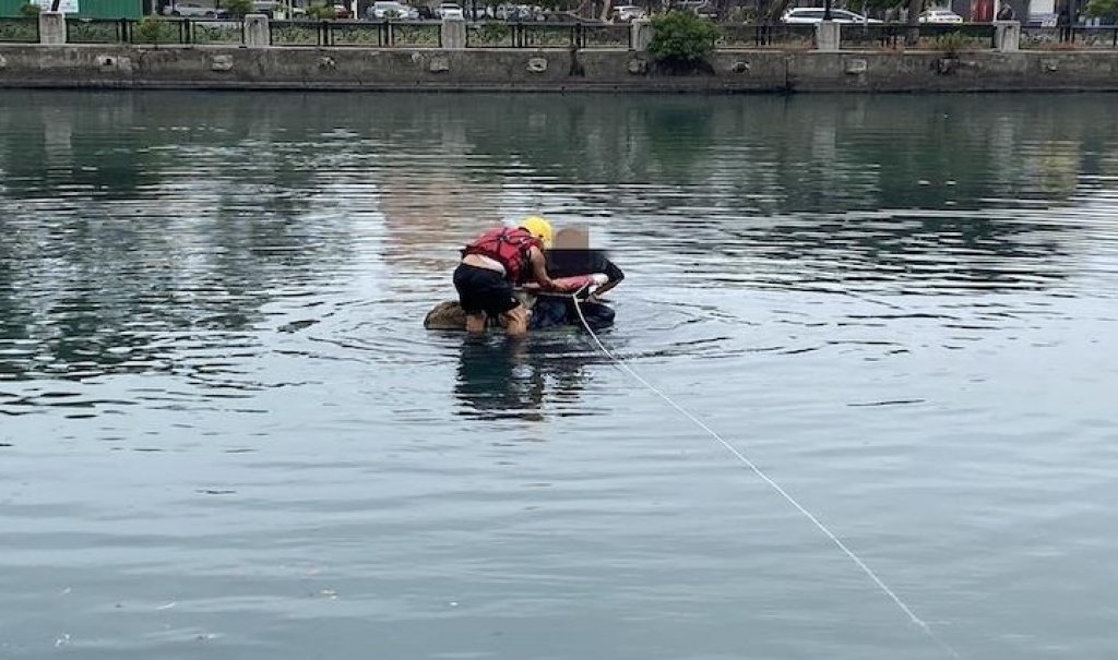 男子在小犬颱風天  開車戴著小犬衝進台南運河內被救起