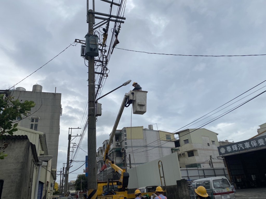 台電台南區處全力搶修小犬颱風受災區域 受影響範圍已全部搶修完成