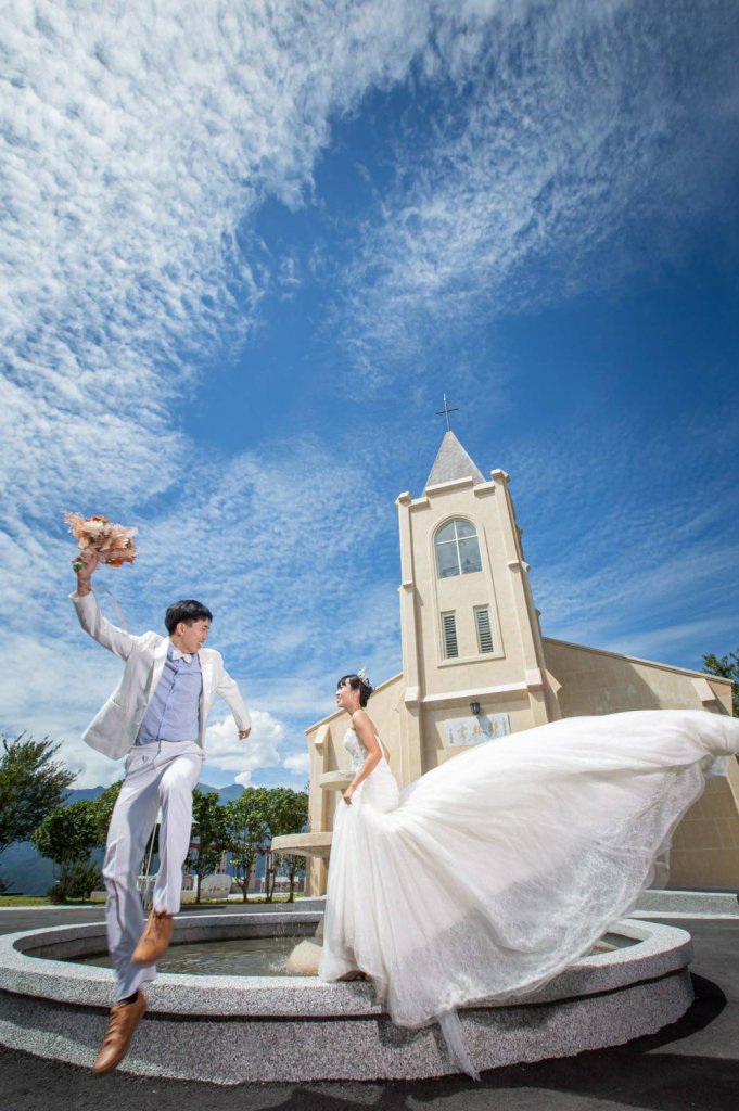 梨山耶穌堂今敲響幸福鐘聲 12對新人雲端上浪漫婚禮