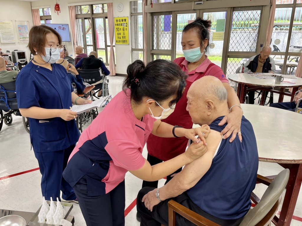 細心呵護住民　施打流感疫苗　台北榮家醫護總動員
