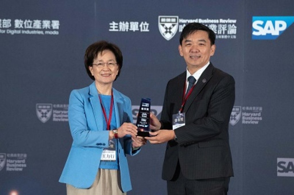 小港醫院榮獲哈佛商業評論「數位轉型鼎革獎」二項大獎