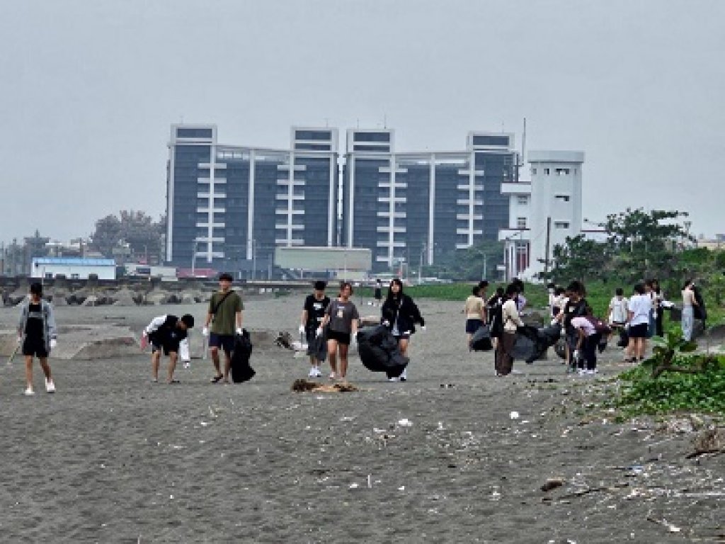 高雄大學師生淨灘  鏈結在地社區信蚵里 整理蚵仔寮海灘