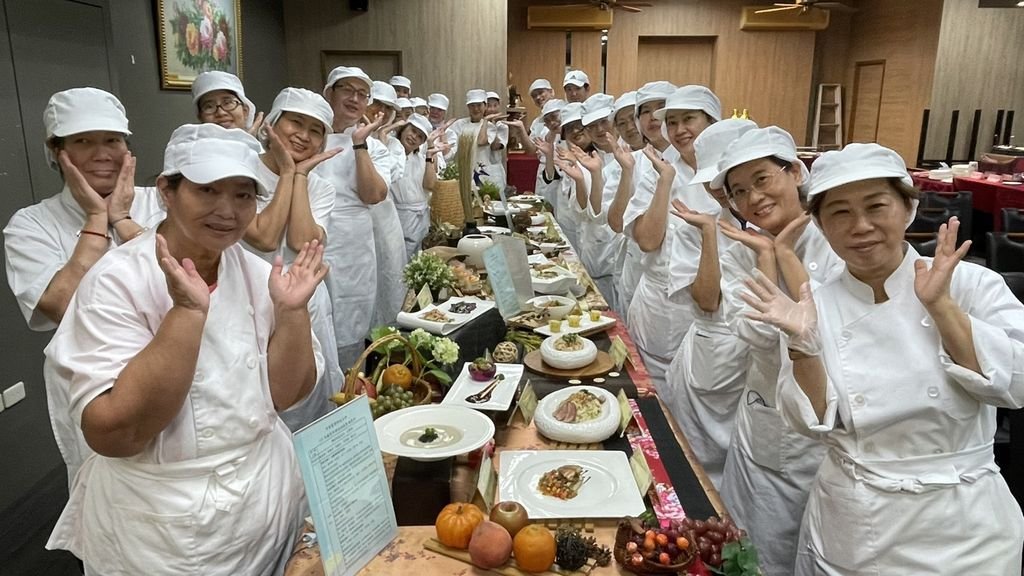 中華醫大銀髮料理培訓班結業26位學員合力展現美食學習成果