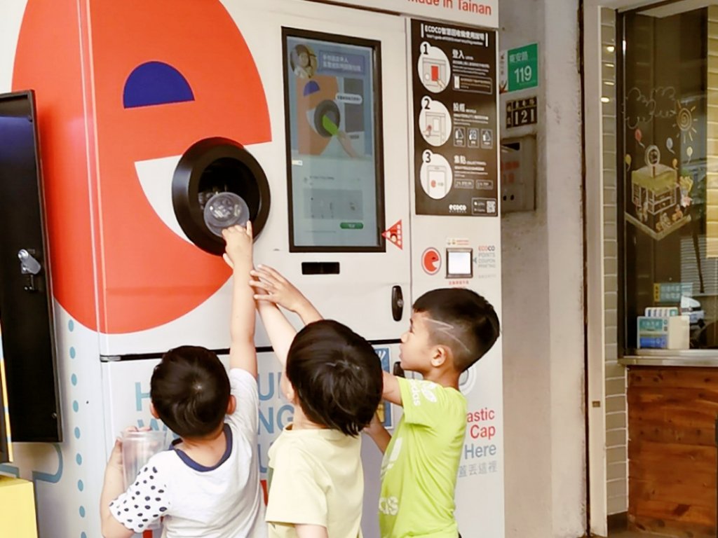 將環保和循環經濟概念傳遞下一代　「ECOCO智慧回收機」讓台灣養成環保生活習慣