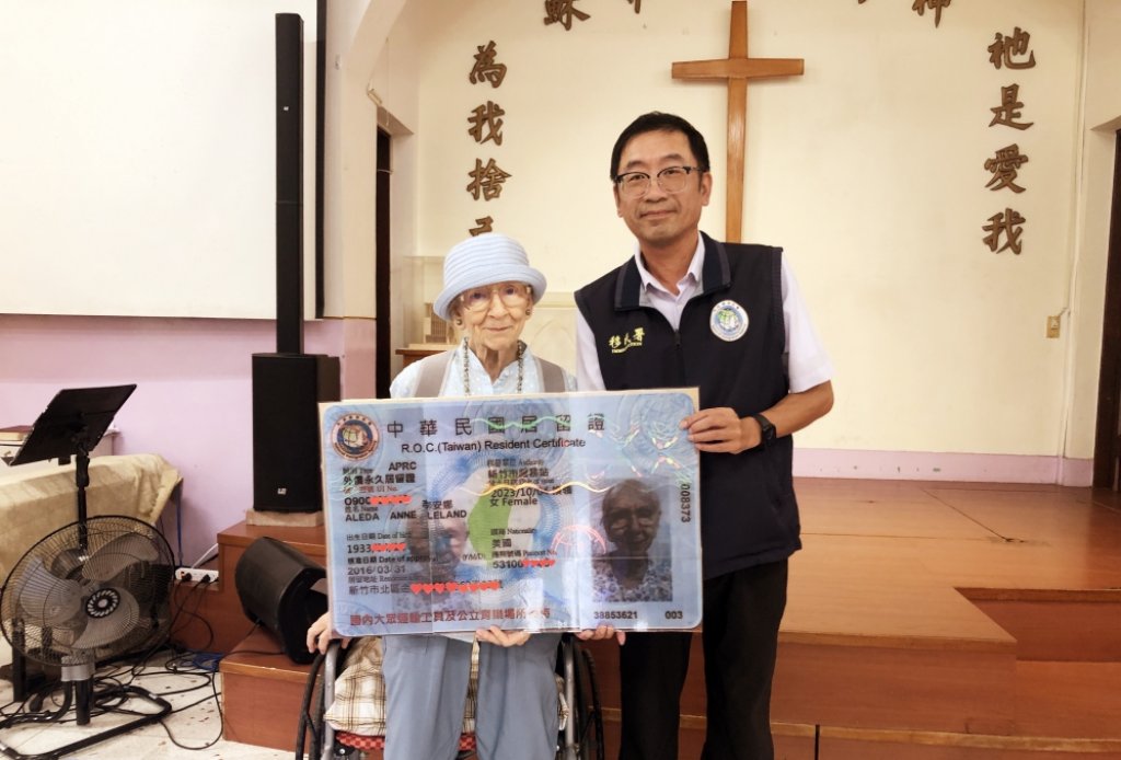 感謝美籍李安娜在臺無私奉獻56年　移民署竹市站頒發新增註記的永久居留證
