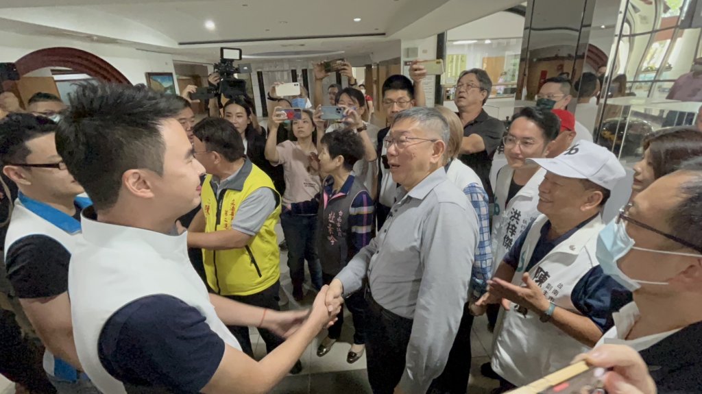 柯文哲臺南市議會拜訪無黨聯盟 尋求多位議員支持