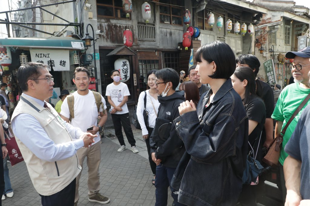日劇「獨活女子」台南神農街取景 黃偉哲帶路贈伴手禮