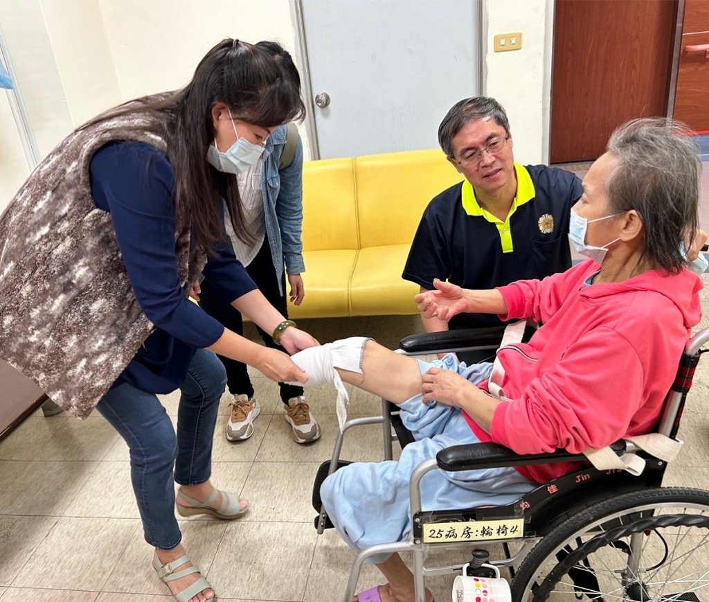 臺南市菁英國際蘭馨交流協會　捐助遺眷梁女士配置義肢