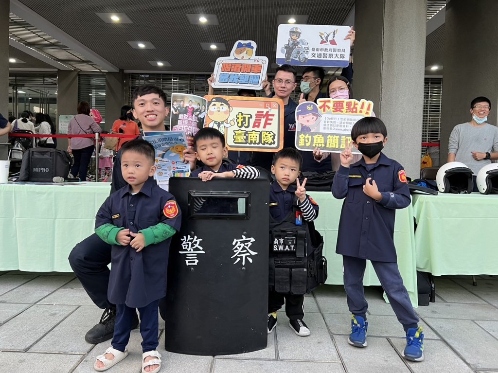 民治市政中心聖誕點燈活動 婦幼隊辦理小小警察體驗及犯罪預防宣導