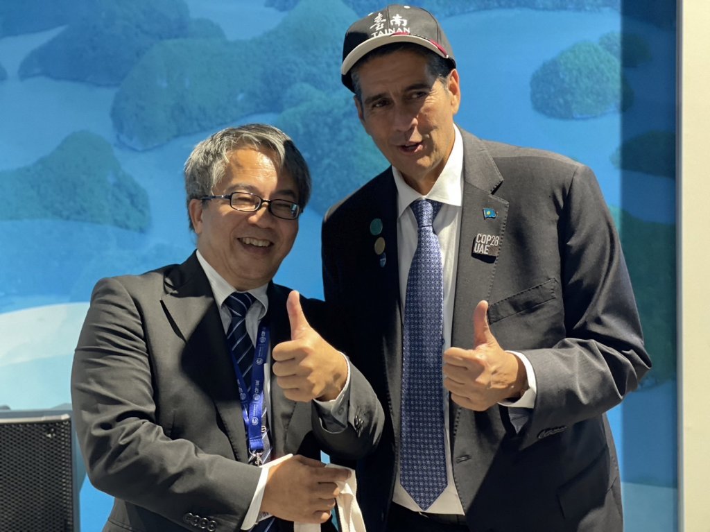 最挺台的帛琉總統親戴臺南四百帽 在COP28會議讚南市府淨零永續行動
