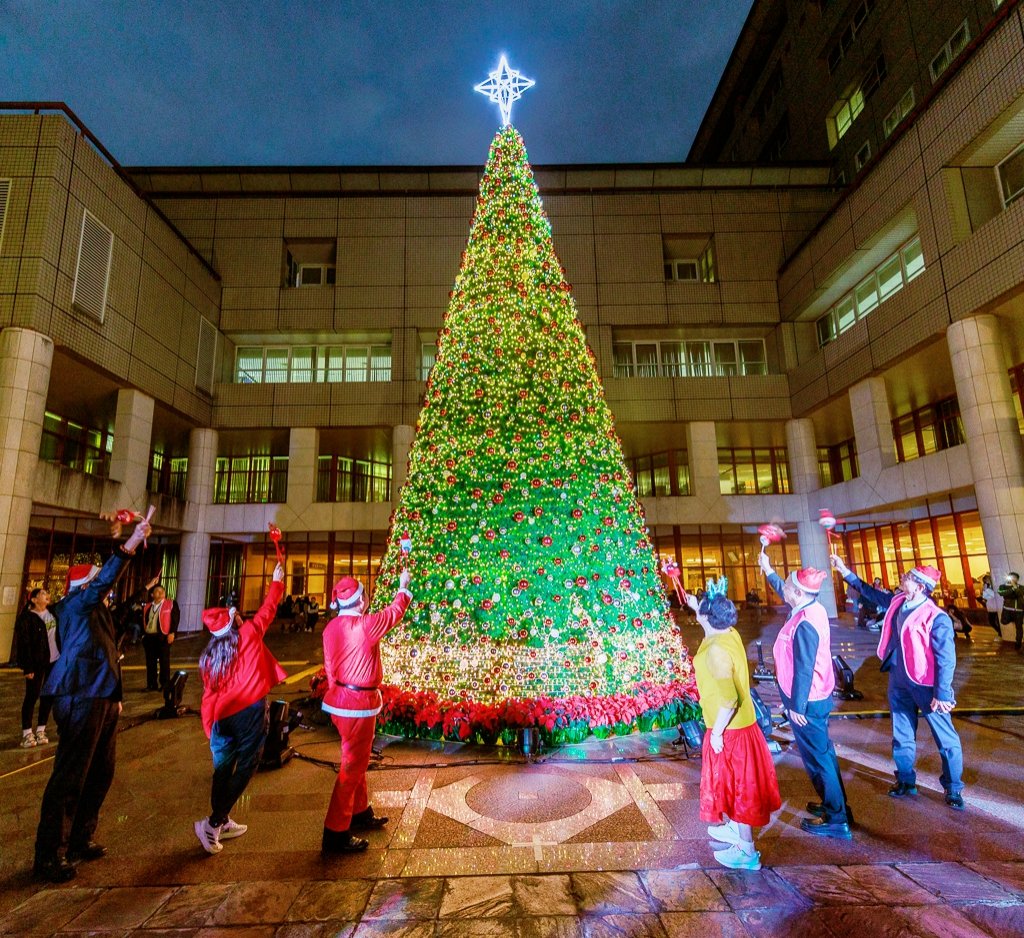 億光智能科技捐贈12米高聖誕樹成為文化打卡新景點　「愛在最高點」聲樂家簡文秀暖唱奇異恩典