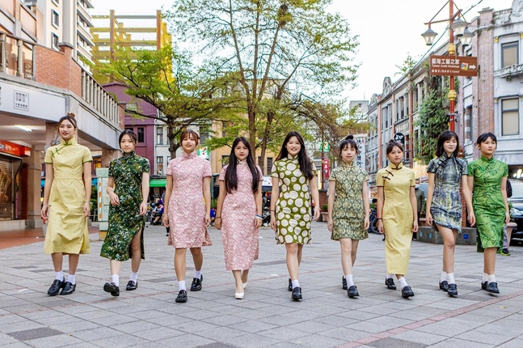 看!我們踩在歷史文化的時尚尖端　稻江護家流行服飾科學生的文化踏尋