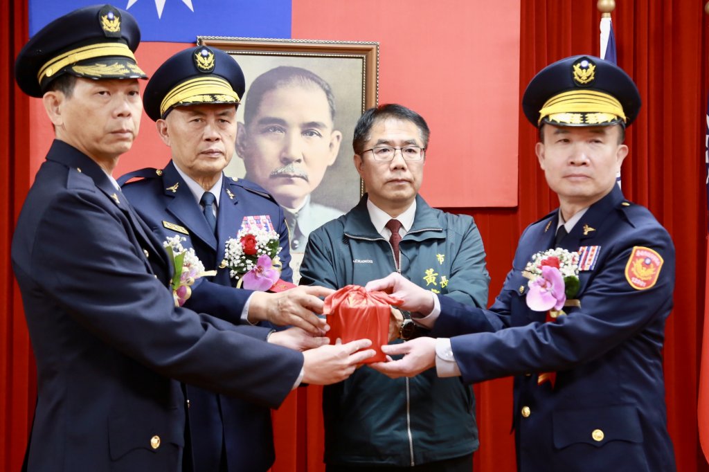 台南市警察局卸任、新任分局長、大隊長、隊長聯合交接典禮 黃偉哲期勉守護大台南