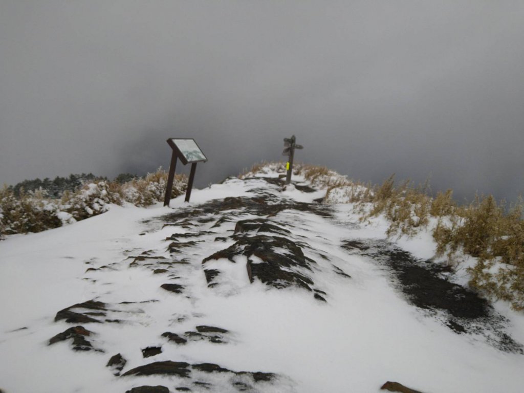 雪霸國家公園管理處 雪山東峰之後有積雪 需攜帶雪地裝備