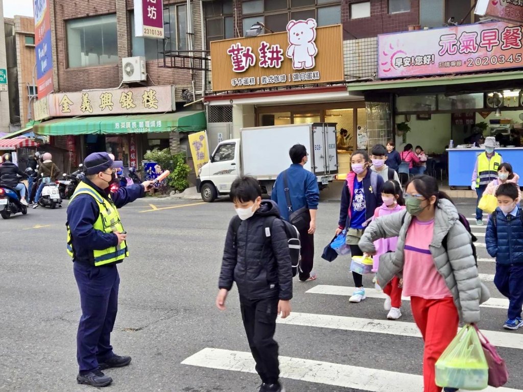 開學首日南警啟動護童專案 守護學童安全