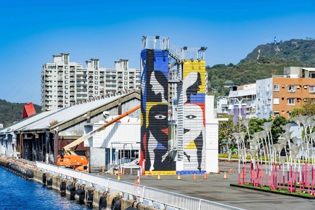 「駁二塔」換新裝 西班牙駐村藝術家壁畫創作中，駁二塔蛻變海洋女神護港灣！