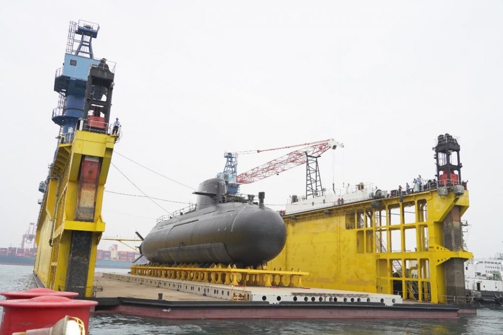潛艦國造原型艦海鯤軍艦 歷經7小時完成浮船測試作業
