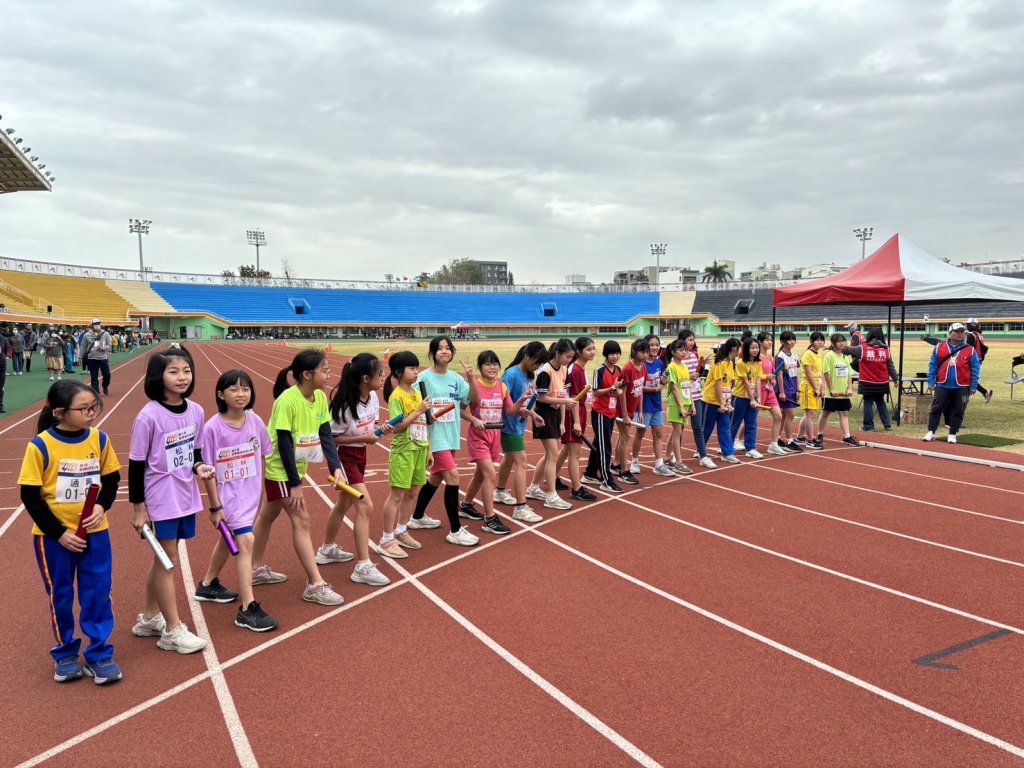 臺南市馬拉松接力班際對抗賽 鳴槍開跑小選手用力往前衝