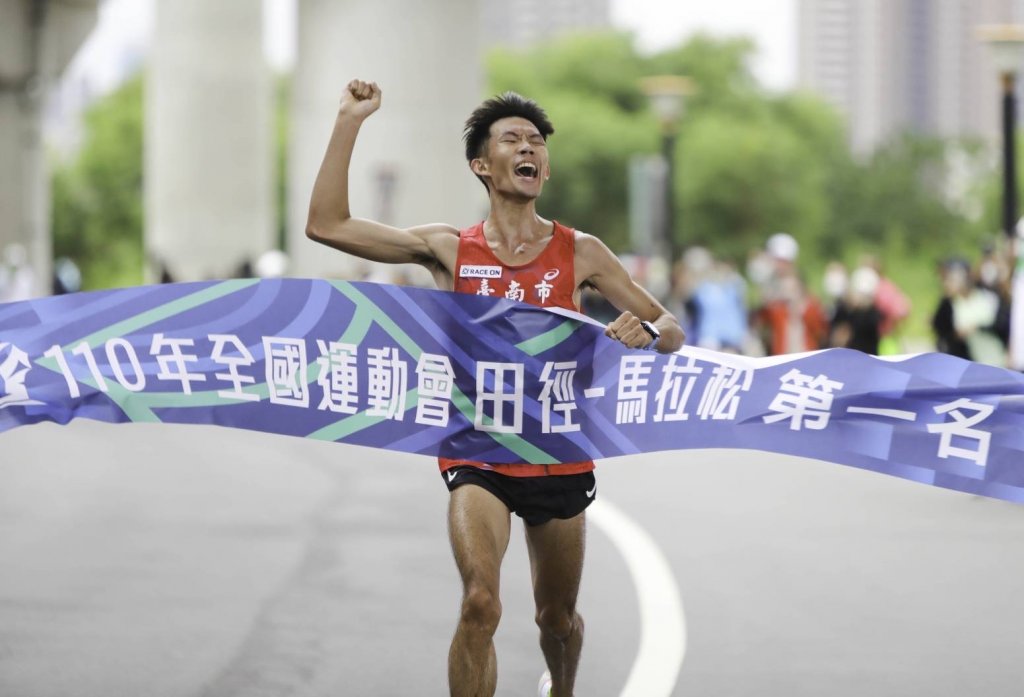 臺南馬拉松選手挑戰韓國汝矣島櫻花馬拉松 體育局長陳良乾為選手加油