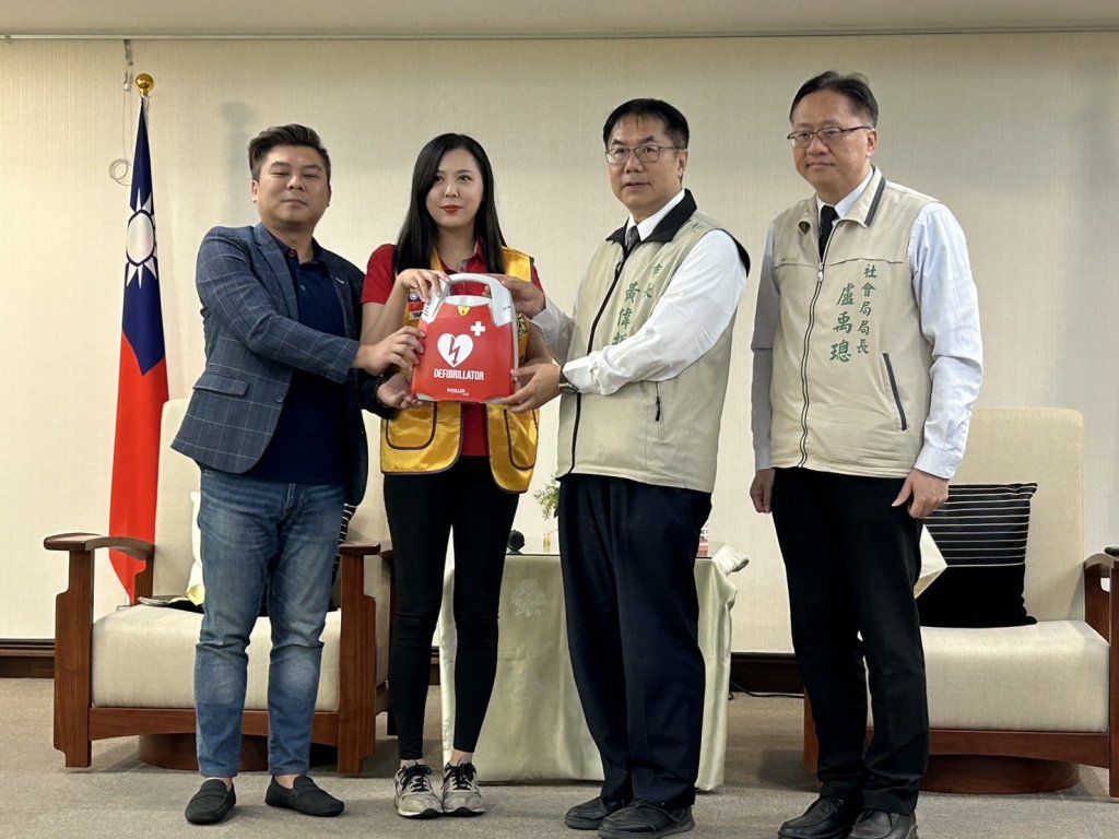 台南公益團體捐贈AED 黃偉哲感謝公私協力守護托嬰中心幼兒