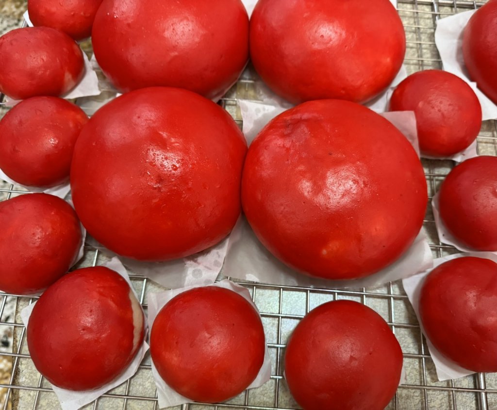 響應臺南紅球 百年餅舖敬獻紅椪餅至宮廟 可以吃的紅球從裡紅到外