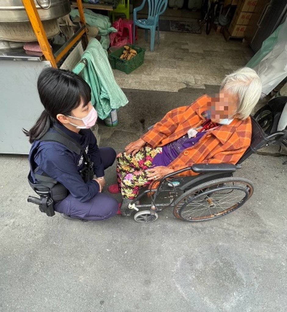 婦坐輪椅迷途街頭 暖警協助返家