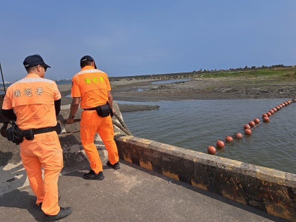 高雄市政府海洋局舉辦漂流木攔木網演練  維護漁港及漁船進出港安全