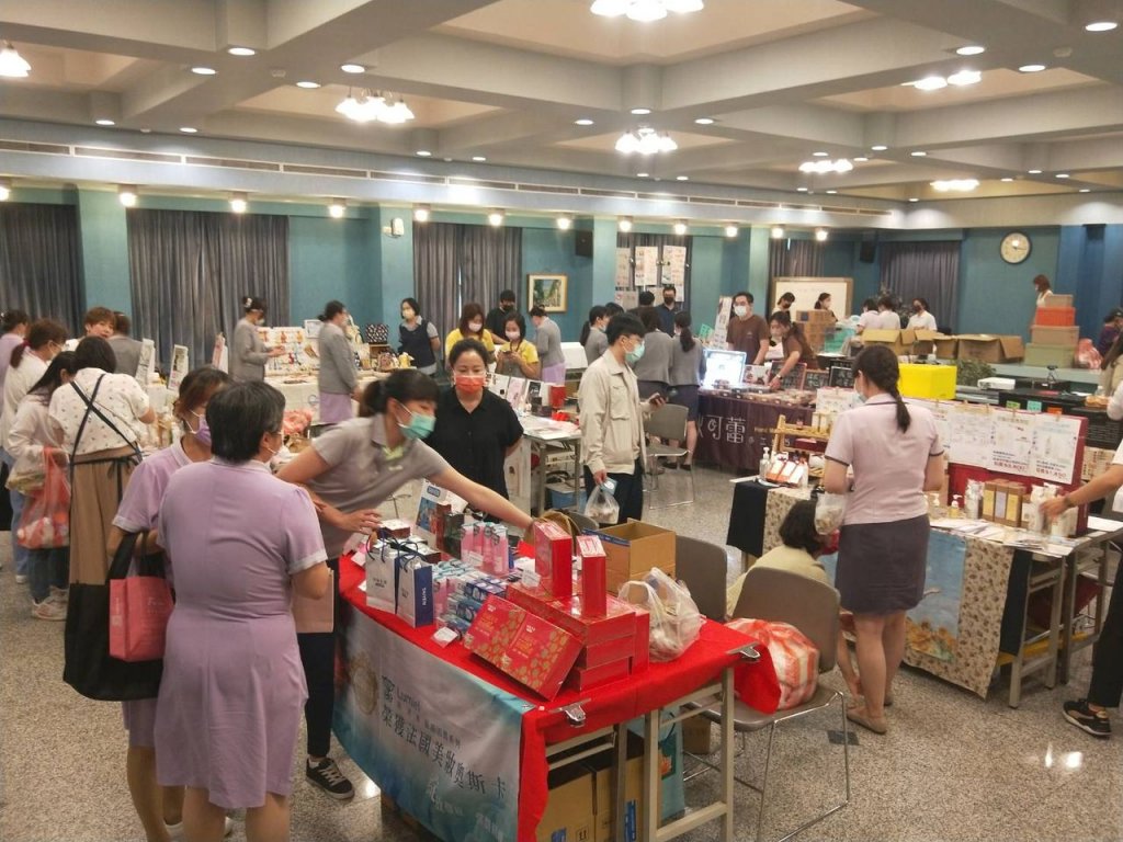 護師節 郭綜合舉辦市集攤位活動 讓全院的護理工作人員紓解壓力