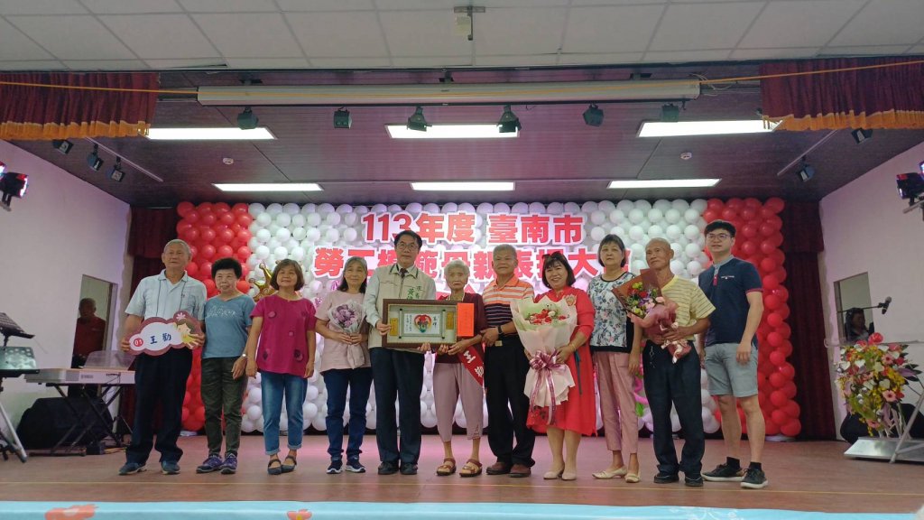 113年勞工模範母親表揚 市長黃偉哲親自頒獎