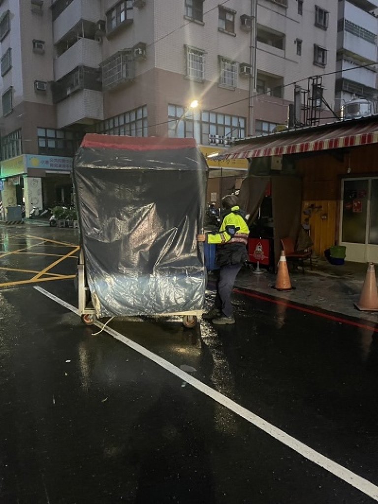  狂風驟雨攤車擋路中 警協助排除護交安