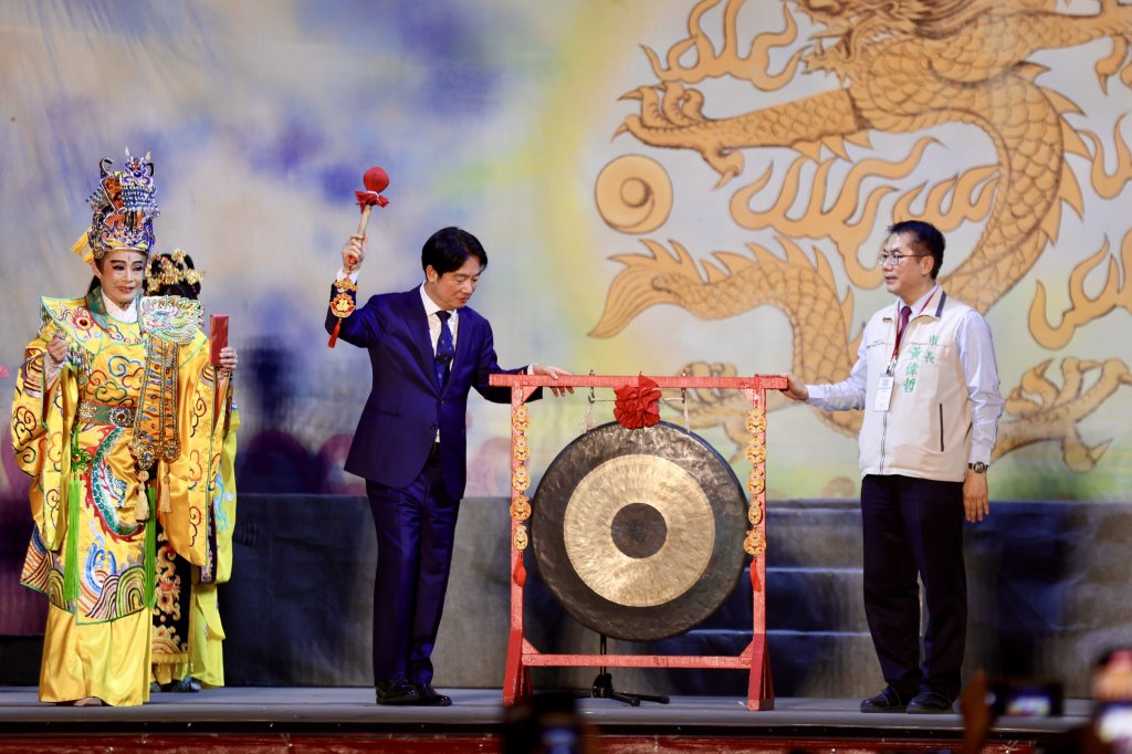 三大歌仔戲慶賀520總統就職 黃偉哲陪同賴清德觀賞首場大戲