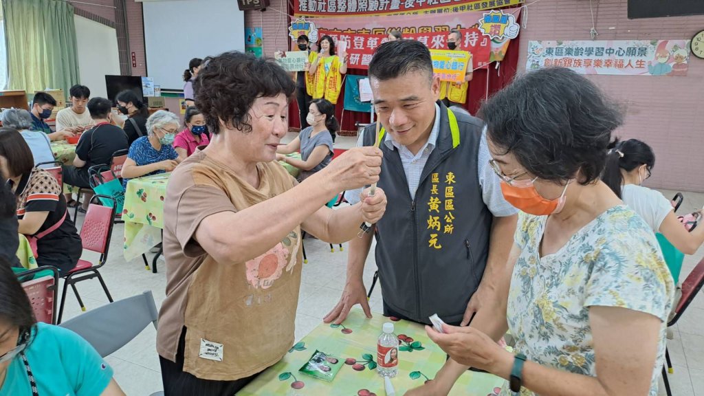 手作艾草預防登革熱  東區區長黃炳元呼籲全面孳清沒蚊慶端午