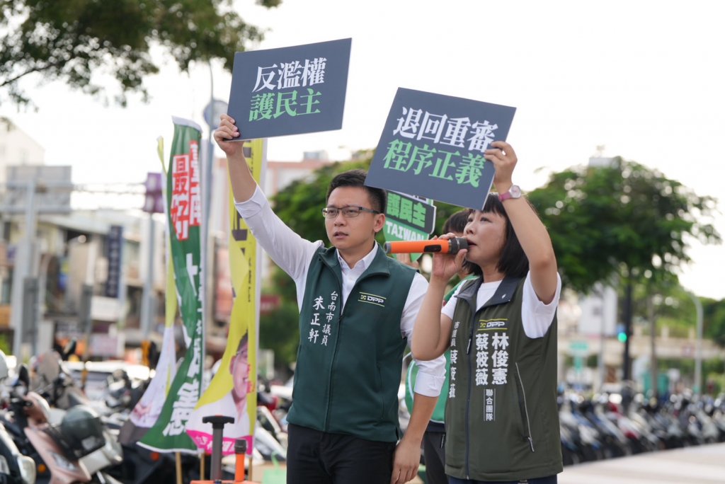 綠營市議員蔡筱薇、朱正軒上街頭宣講「反濫權、護民主」